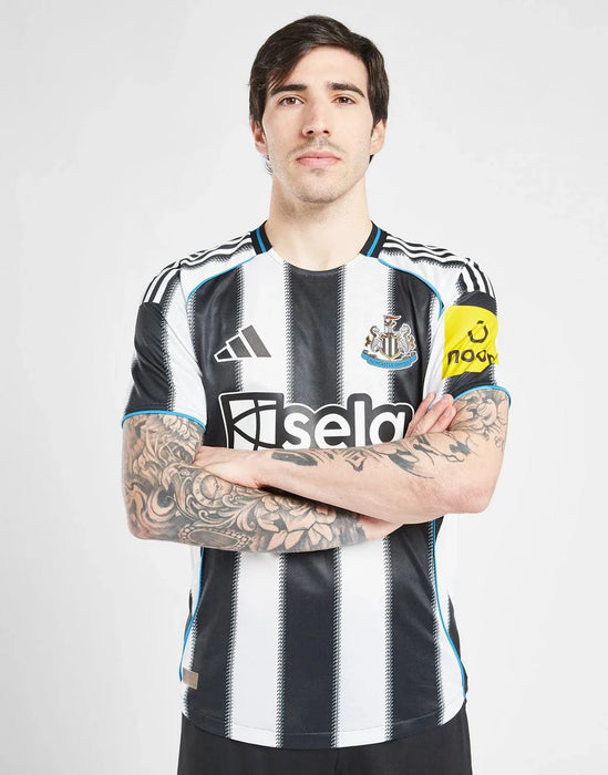 NEWCASTLE UNITED FC 2025/26 HEMMA KIT