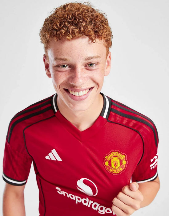 ADIDAS MANCHESTER UNITED FC 2025/26 HEMMA KIT JUNIOR